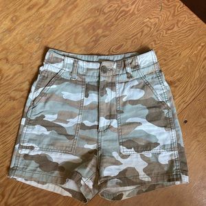 Camo high-waisted shorts